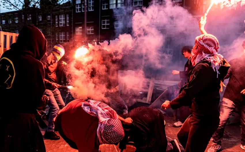 Amsterdamda xüsusi təyinatlılarla nümayişçilər arasında toqquşmalar başlayıb