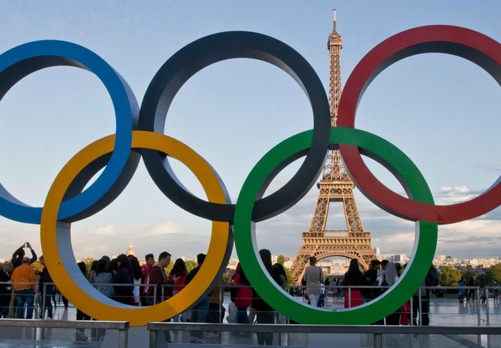 Parisdə Olimpiada öncəsi evsizlərin çadırları başlarına uçurulur