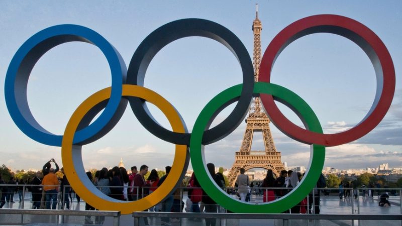 Parisdə Olimpiada öncəsi evsizlərin çadırları başlarına uçurulur