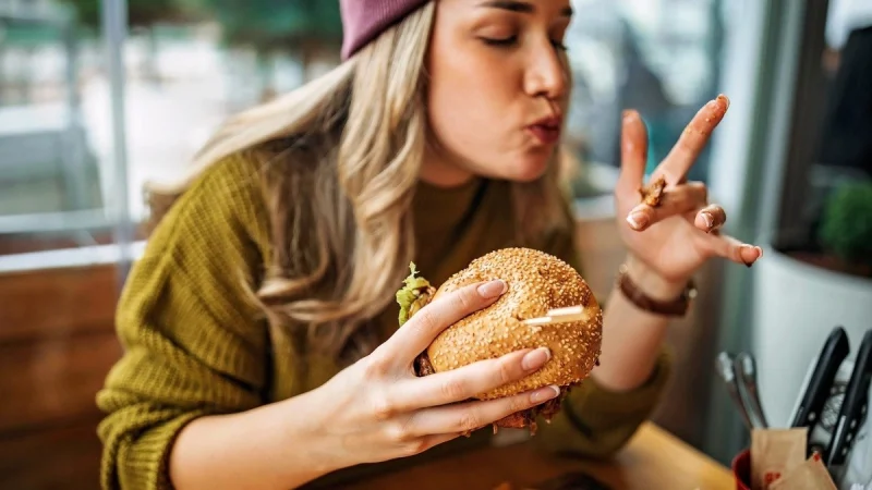 Çips, burger, qazlı içki arıqlamağa maneə deyil, sadəcə bir şərt var – Mütəxəssisdən tövsiyə