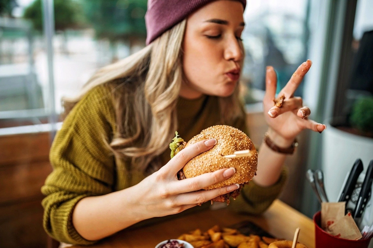 Çips, burger, qazlı içki arıqlamağa maneə deyil, sadəcə bir şərt var – Mütəxəssisdən tövsiyə