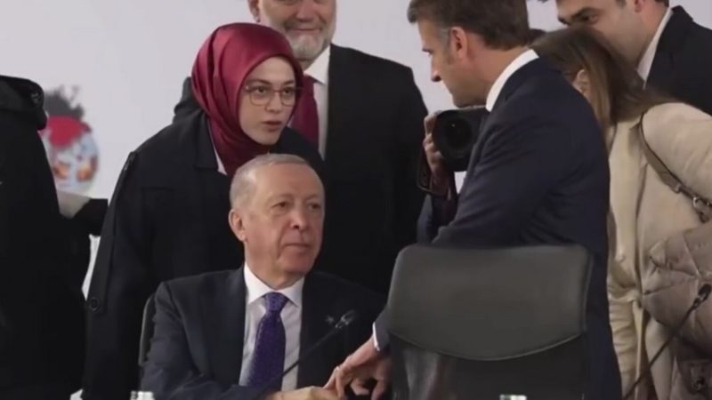 Makron Ərdoğanla görüşdə özünü alçalmış duruma salıb