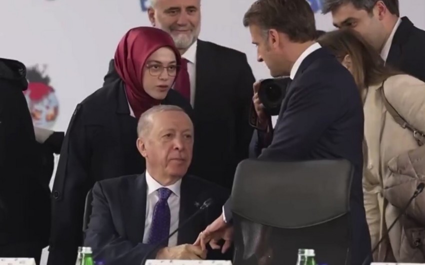 Makron Ərdoğanla görüşdə özünü alçalmış duruma salıb