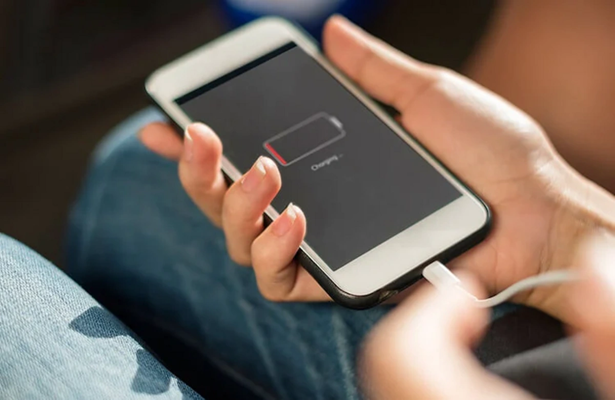 Şarj edərkən bu səhvləri etməyin – Telefonunuz TƏHLÜKƏDƏDİR!