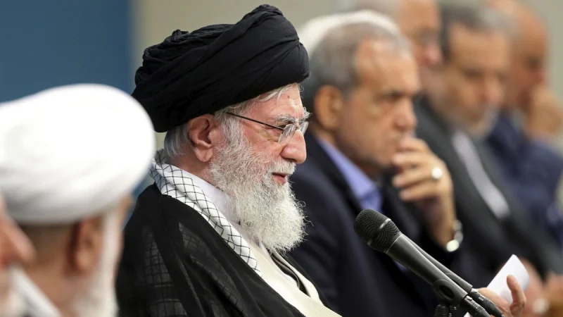 Xamenei: “Tramp həqiqəti gizlətmək üçün baş verənləri şişirdir”