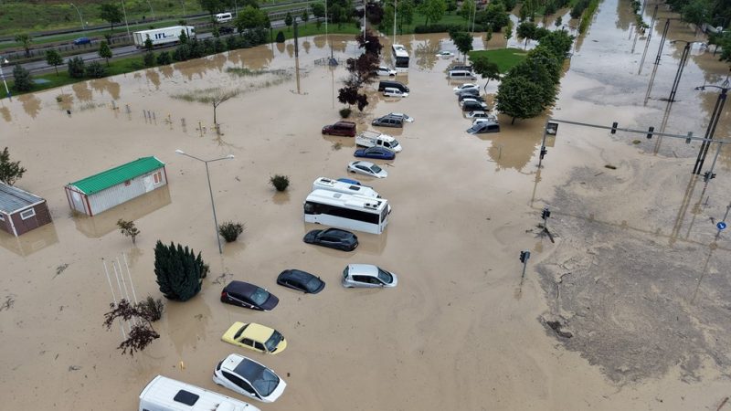 Türkiyənin Trabzon şəhərində güclü yağış yolları su altında qoydu! (Video İzlə)