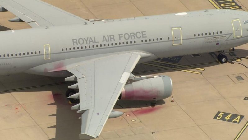 Böyük Britaniyanın hərbi hava bazasında keçirilən etiraz aksiyasında 4 nəfər terrorçuluq ittihamı ilə saxlanılıb