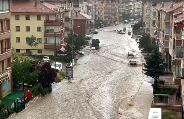 Paytaxtda təhlükəli anlar – Ankarada yağış fəlakətə səbəb oldu – Video