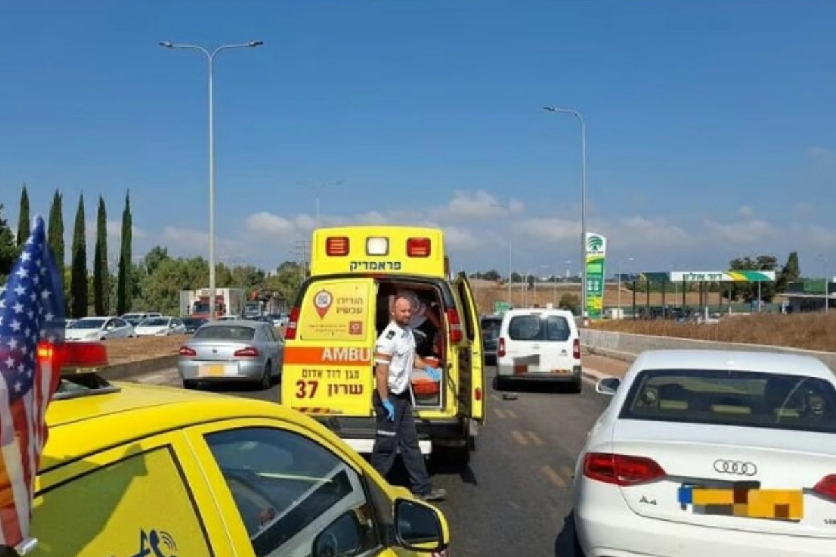 İsraildə sürücü avtomobili insanların üzərinə sürüb: Yaralılar var