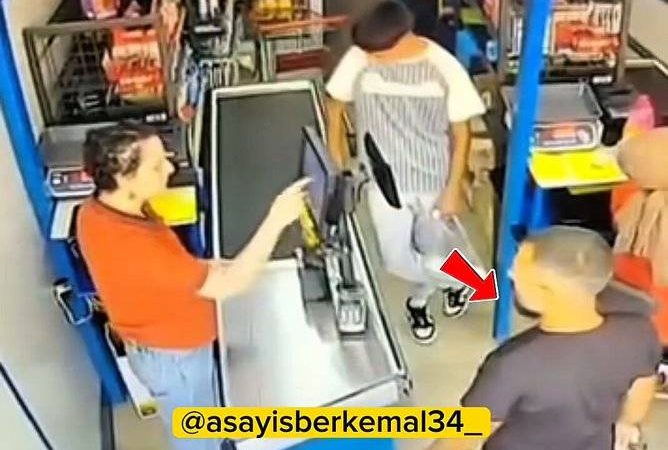 Ticarət Mərkəzində Zorakılıq: Müştəri qadın kassiri döydü! (Video İzlə)