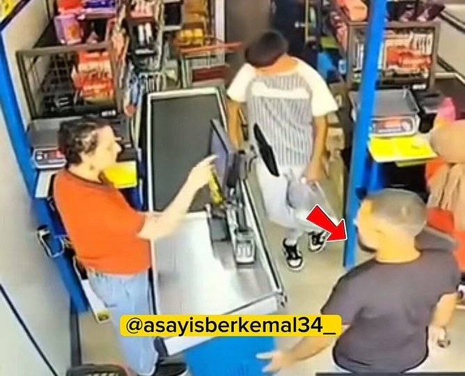Ticarət Mərkəzində Zorakılıq: Müştəri qadın kassiri döydü! (Video İzlə)