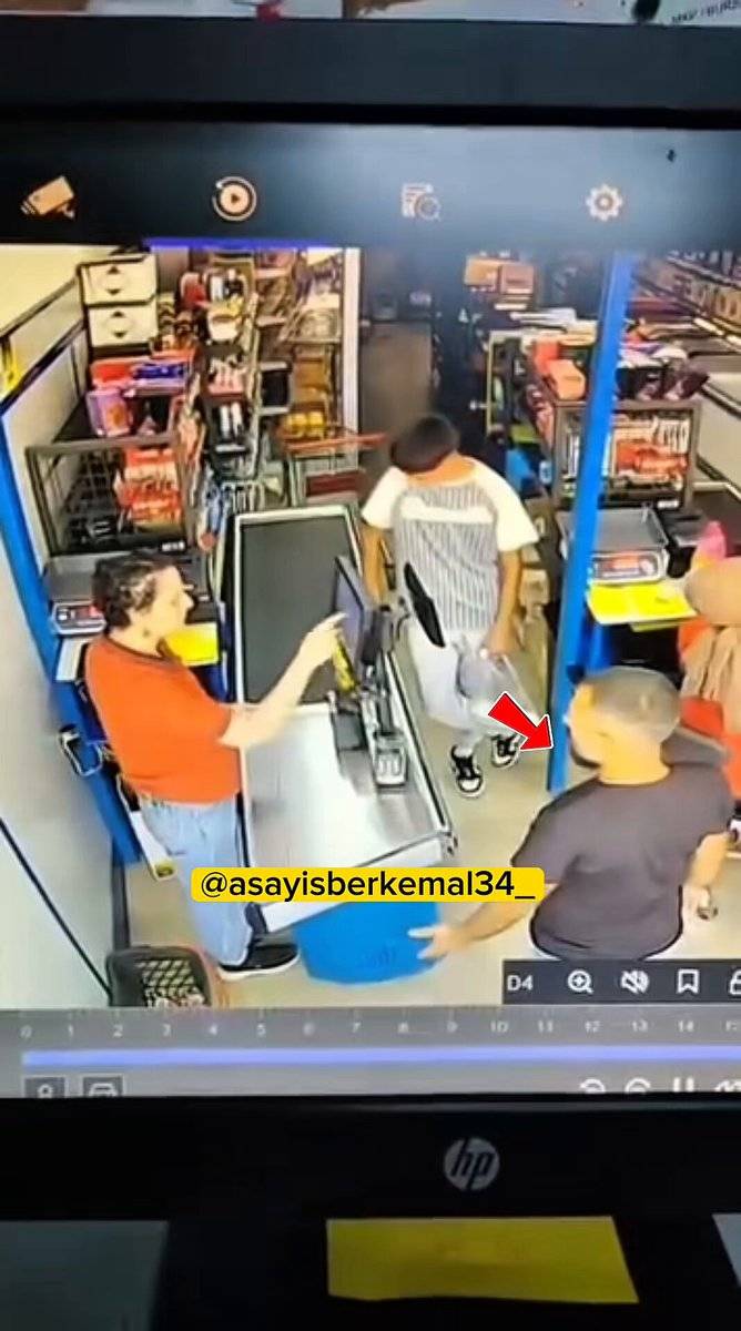 Ticarət Mərkəzində Zorakılıq: Müştəri qadın kassiri döydü! (Video İzlə)