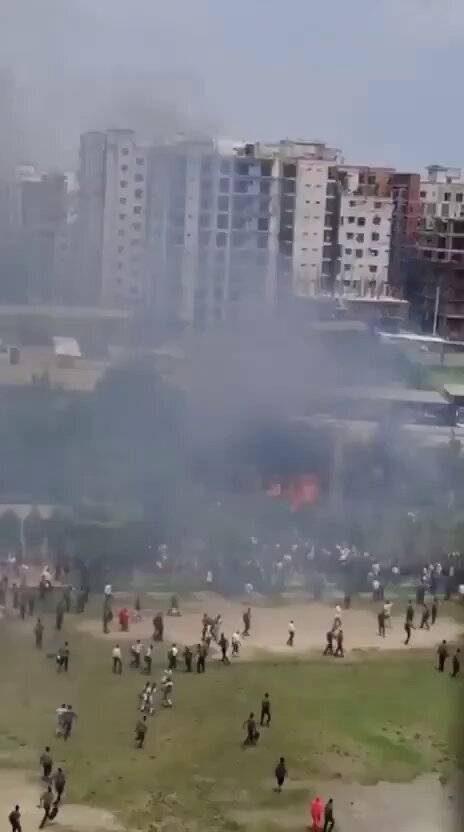 Banqladeşdə hərbi təyyarə universitet ərazisinə düşdü: Ölən və Yaralananlar Var! (Video İzlə)