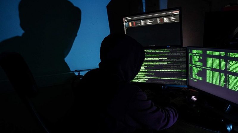 Hakerlər Trampın yaxın çevrəsindən oğurlanmış elektron məktubları dərc etməklə hədələyiblər
